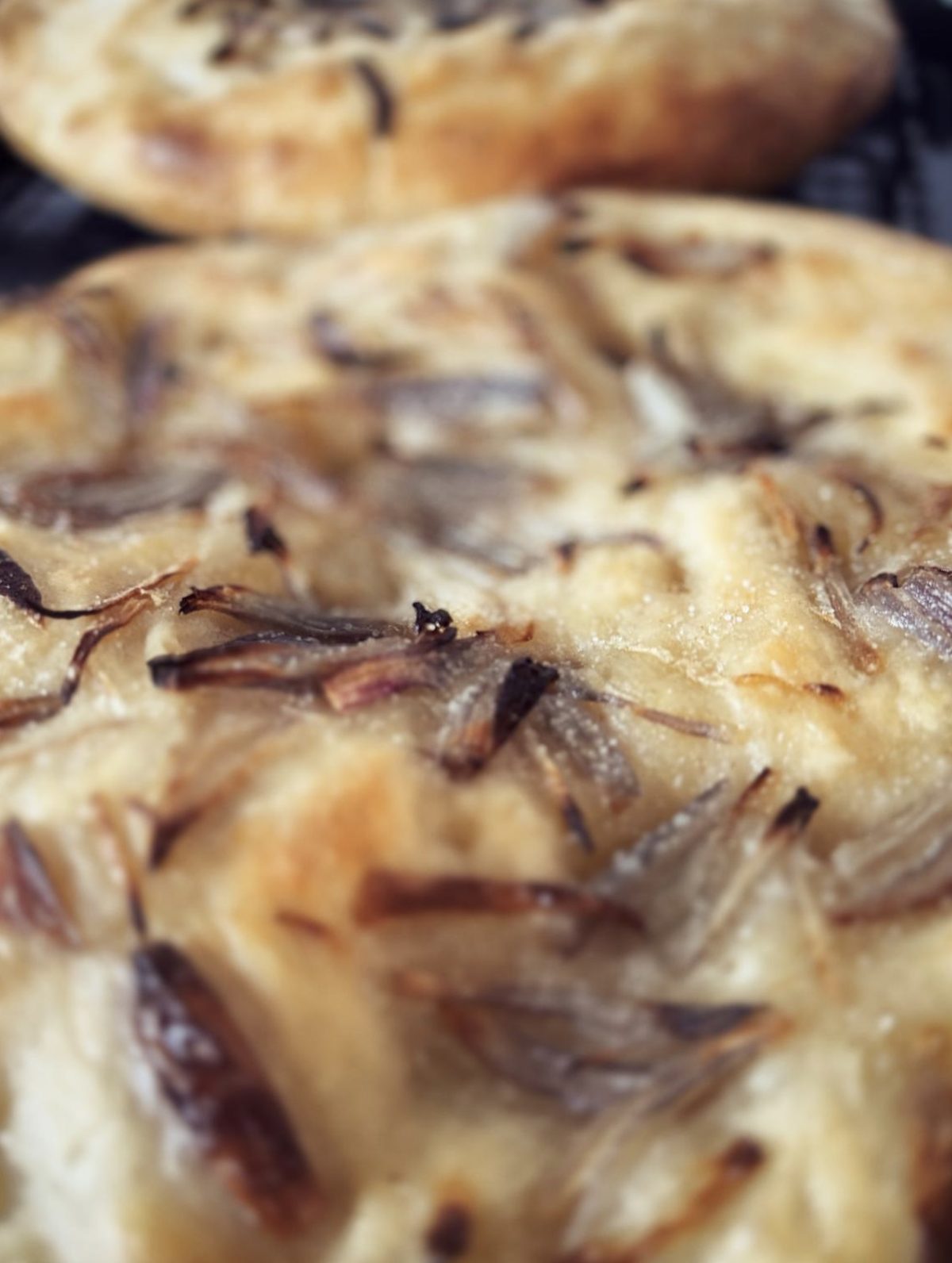 Frisch gebackene Focaccia mit karamellisierten Zwiebeln