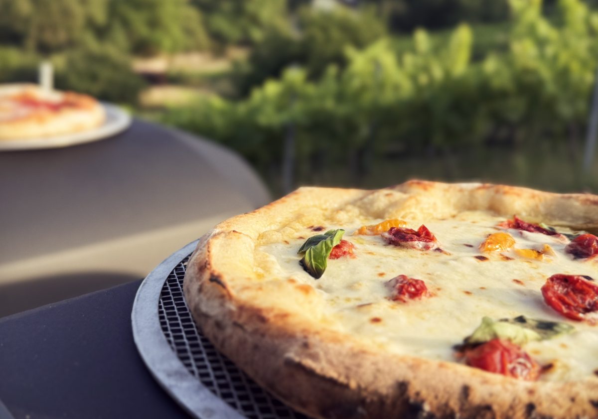 Eine frisch gebackene Pizza, wie sie am Ende eines Kurses vor dir liegt